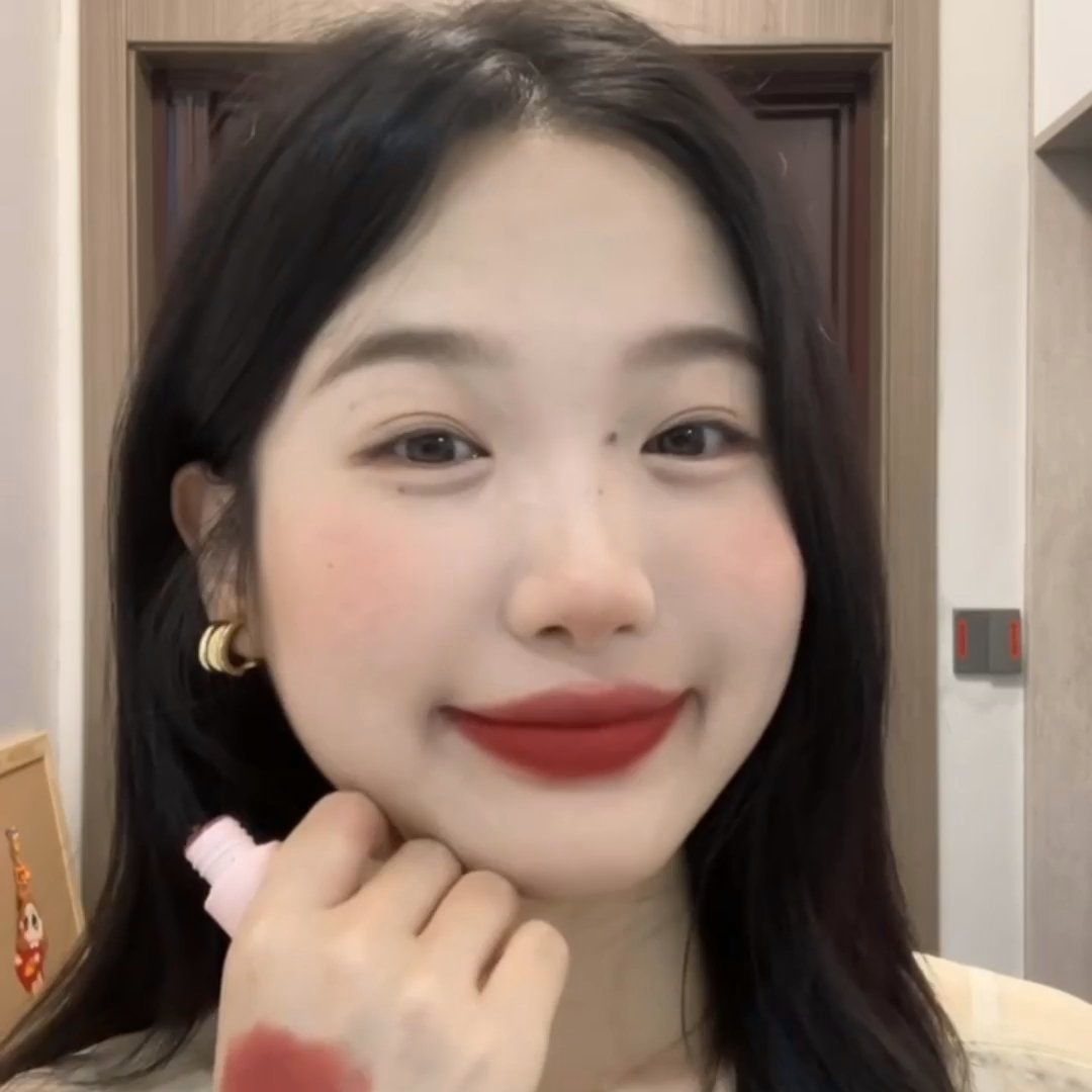 OMG！圆脸姐妹们！我终于get到红唇的少女感了！！🥰以前总觉得红唇太成熟显