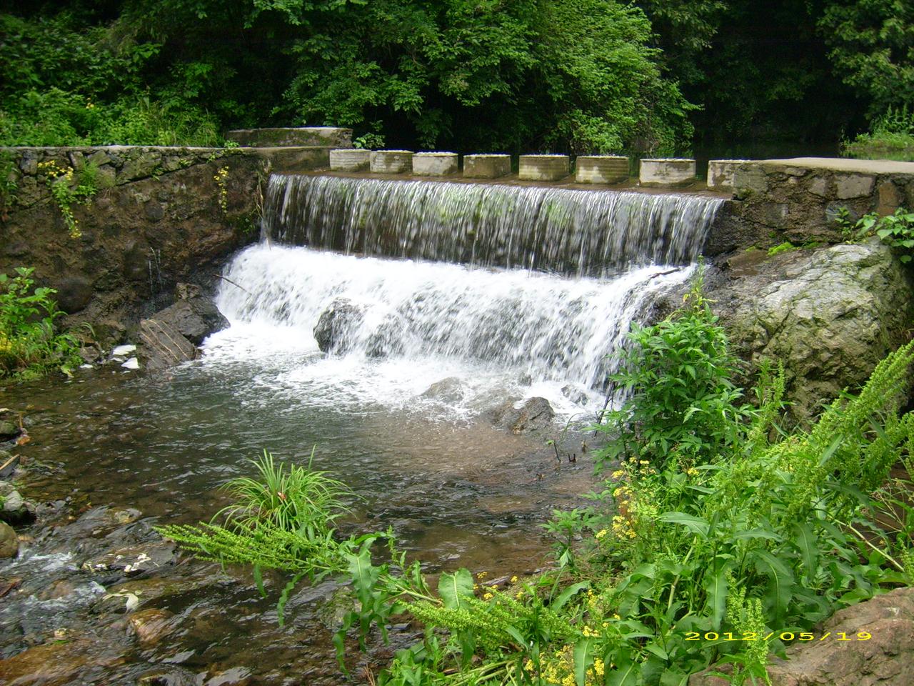 方向在自己手里，油门在自己脚下——这就够了！谁还没在高速服务区啃过家里带的冷鸡腿