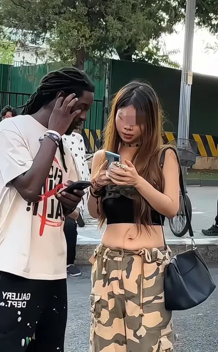 美女主动要黑人电话今日一位如花似玉的美女在街上公然的向来自非洲的黑人要电话号码。