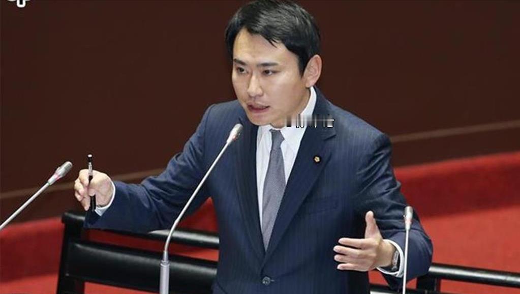 台媒报道，日本海上自卫队舰艇近日通过台湾海峡，“台独”分子、民进党“立委”陈冠廷