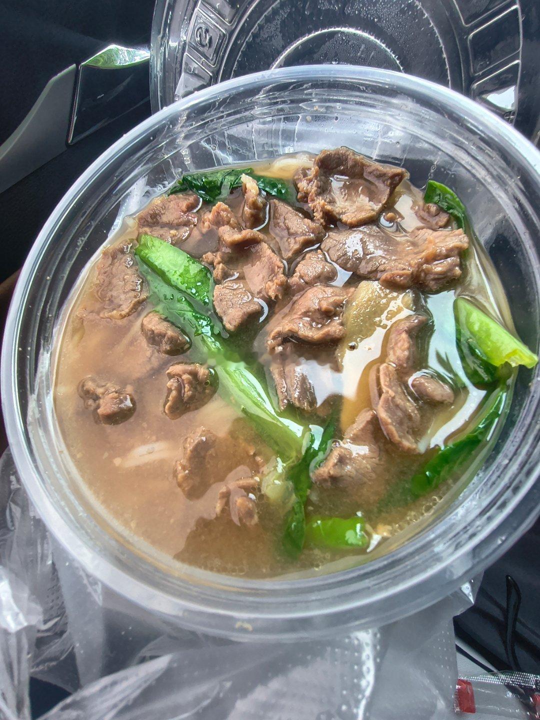 物价亲民，昨天猪杂粉6圆，今天的肉片10圆，是真的可以。​​​