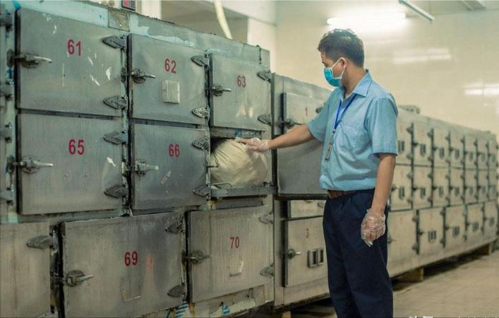 2018年，重庆某殡仪馆，夜晚收到一名9岁男孩的遗体，李师傅将其冷冻时，