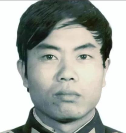 1987年，一位叫陈建军的警官，居然有纹身，更是有打牌，赌博的恶习，甚至还打骂老