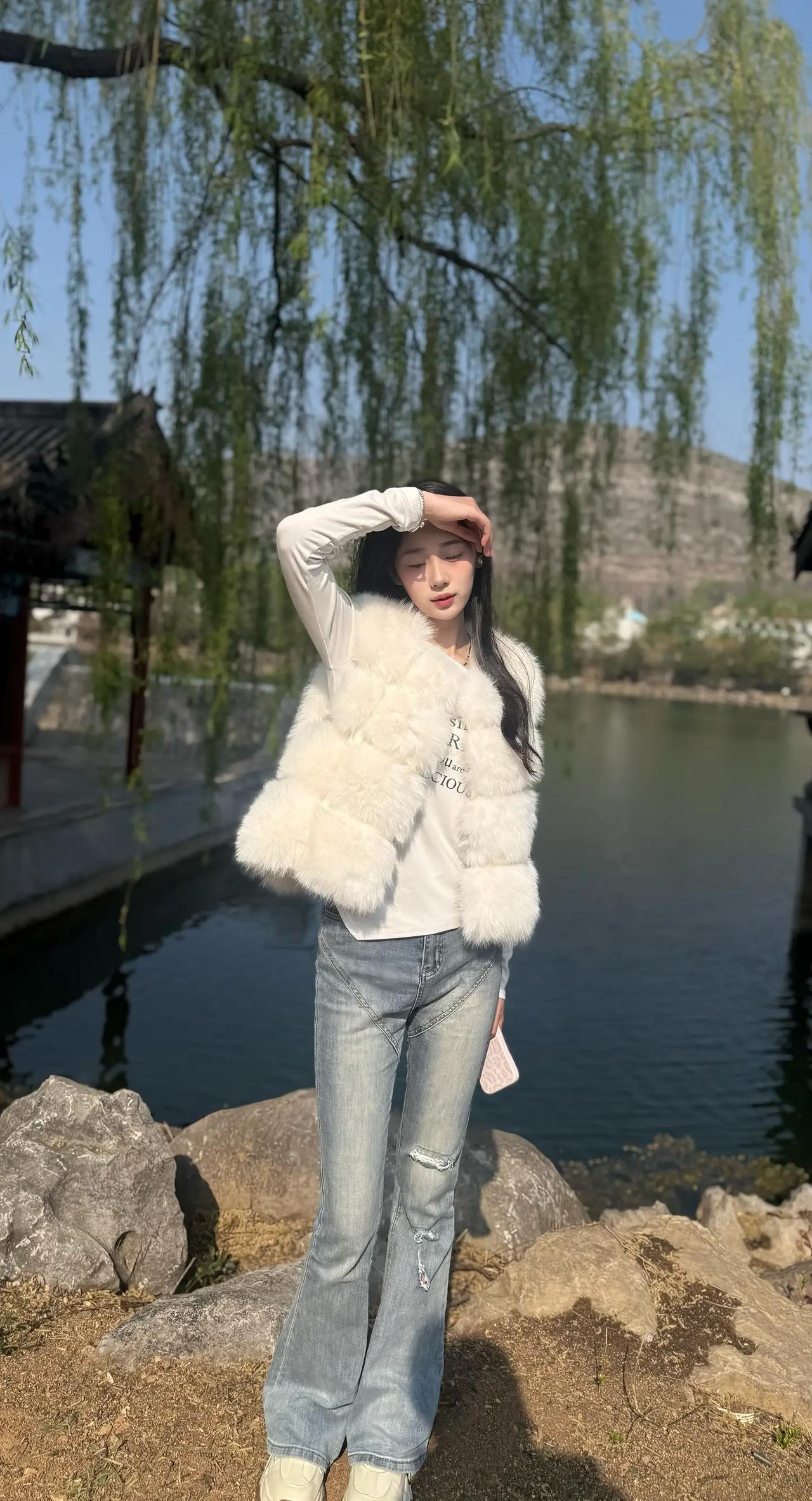 柳岸轻抚发，湖畔静思悠。