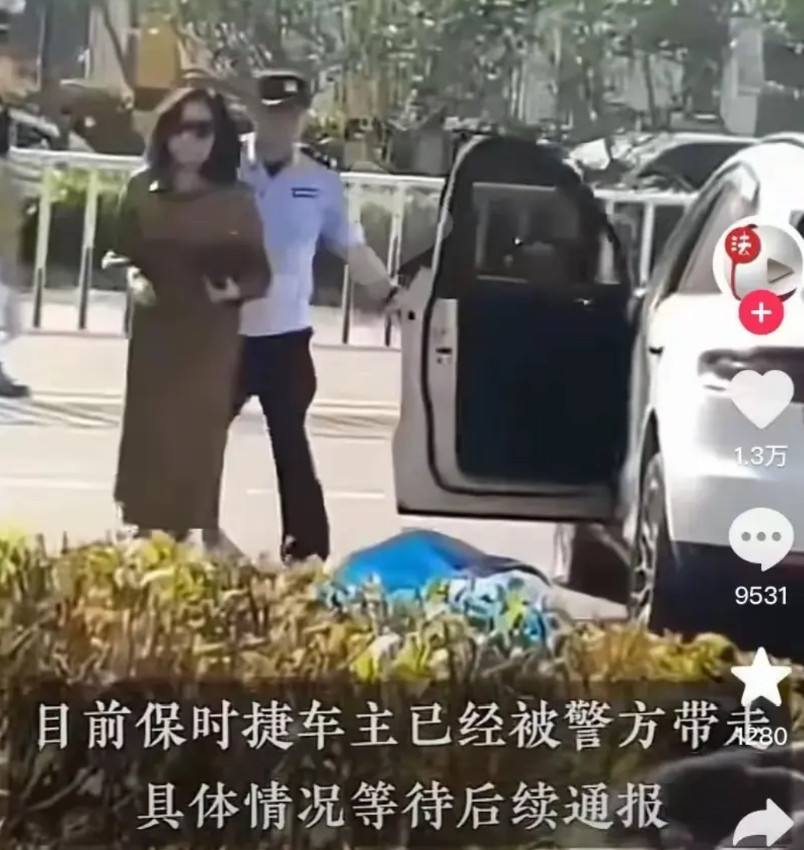湖北保时捷冲出去撞人：女司机从容下车，戴着墨镜就像走秀一般。从撞人之后神情淡然，