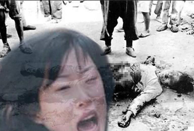 王和抄起镰刀冲进屋子，见女儿被两个鬼子按在床上撕扯衣服，王和大叫一声挥起镰刀砍过