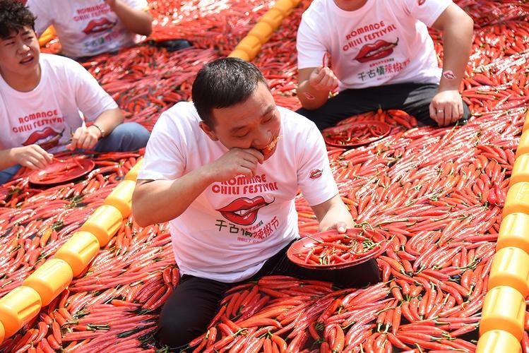 浙江湖州，男子花1块钱在一家烧烤店参加“魔鬼辣”羊肉串挑战，不料，吃完半小时后，