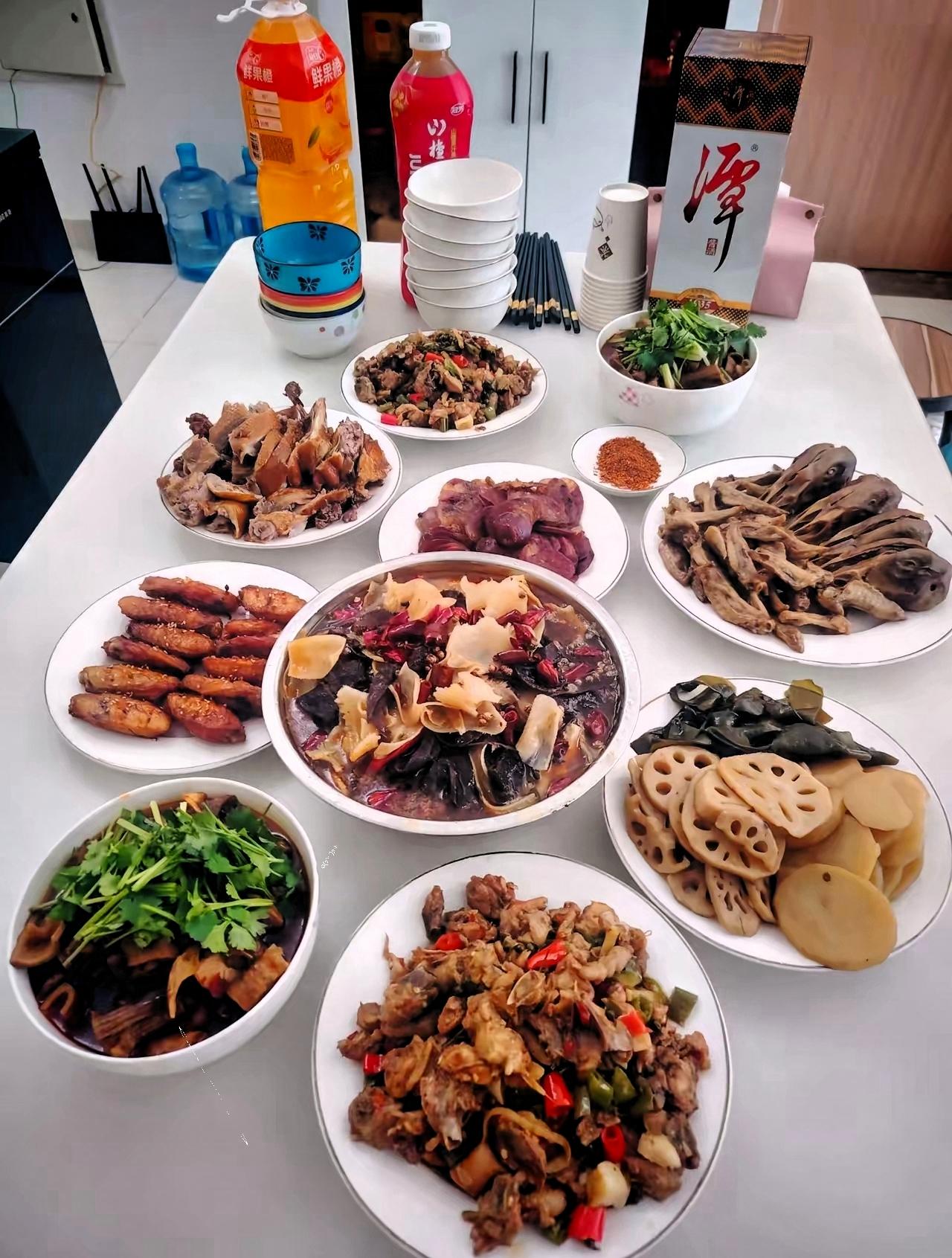 老公今天发年终奖了，一进门就给我下命令，叫我晚上多弄几个菜，他叫了几个朋友来家里