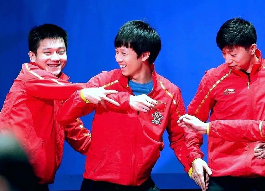 谁还没被国乒这仨的“黏糊互动”暖到过！刷到一组压箱底的老照片，樊振东、林高