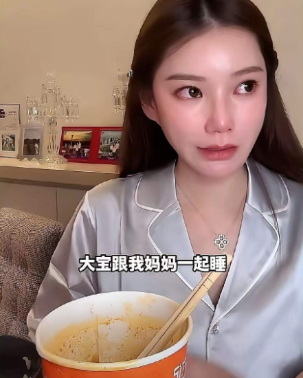 马筱梅的亲妈真是对她太好了，这个女儿真的很幸福。首先，就是对女儿的坐月子的事