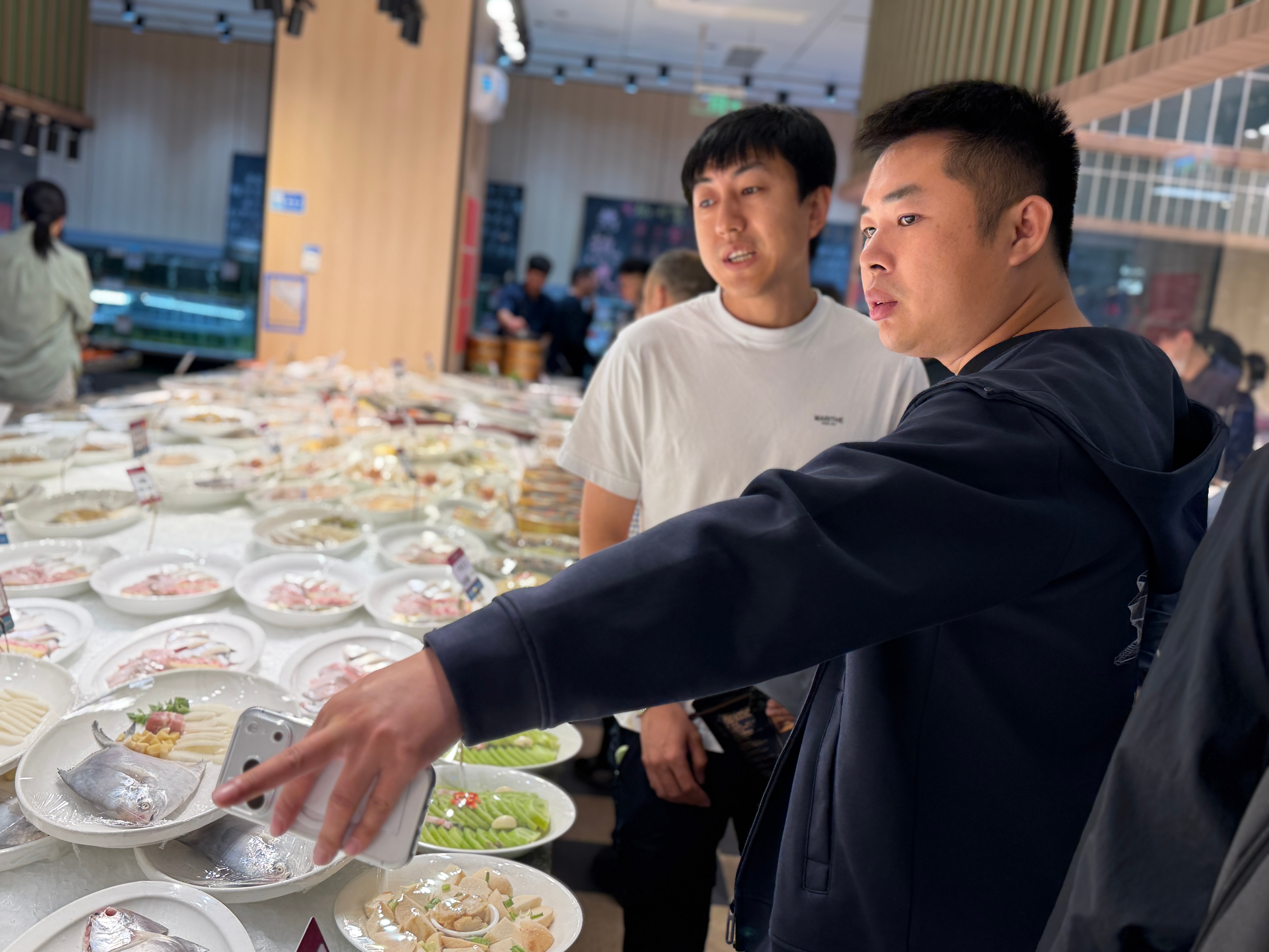 点菜的样子真帅啊宁波的海鲜真的是没毛病！太鲜了！​​​