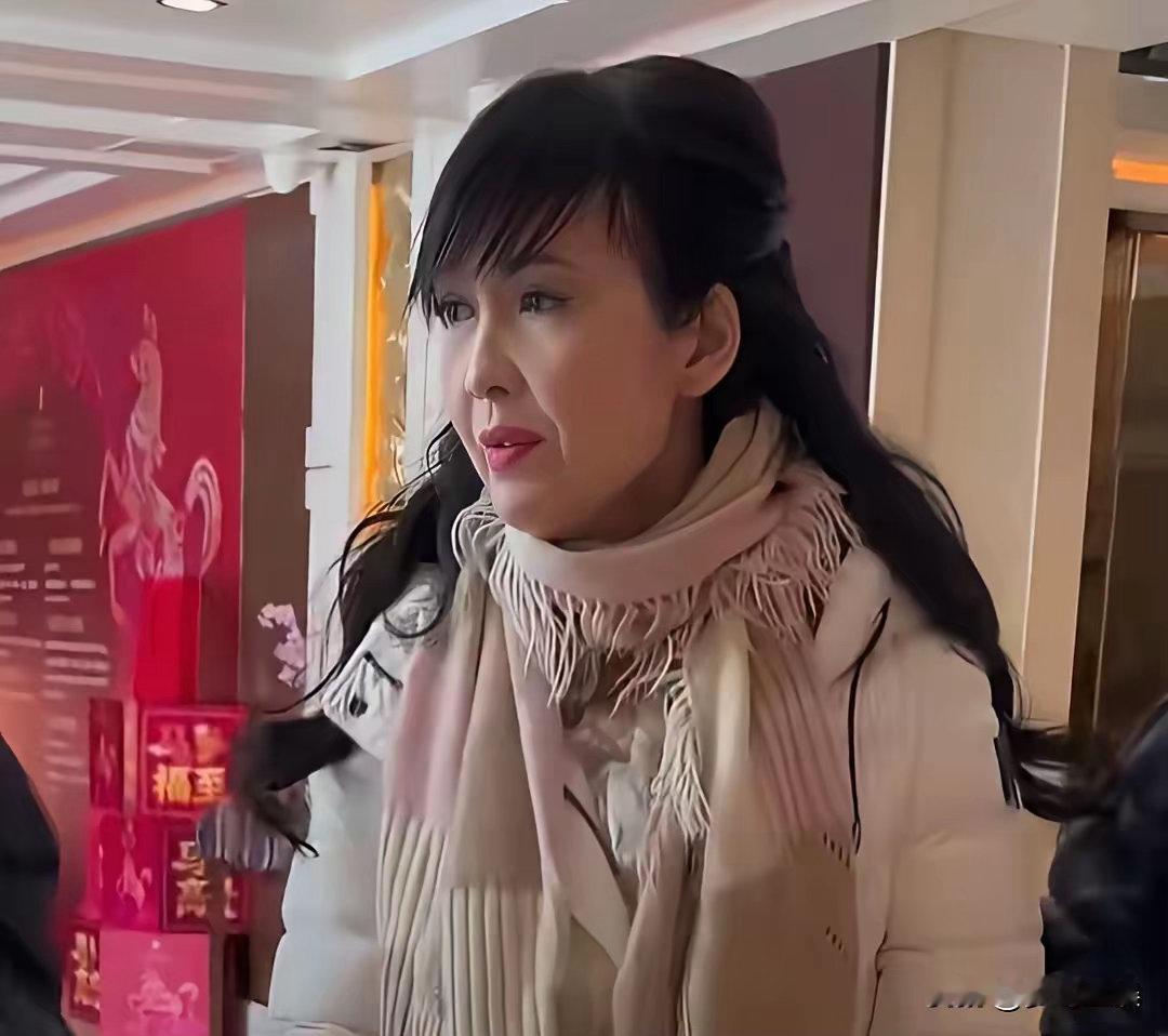 不少人看到周慧敏的现场生图都感慨，怎么老成这样了，第一眼看上去满满的老太太既视感