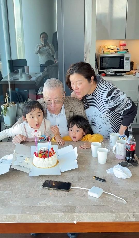 刘诗昆基因好，这是小他37岁的太太孙颖早就看中亲口承认的。仔细看看似乎还真有