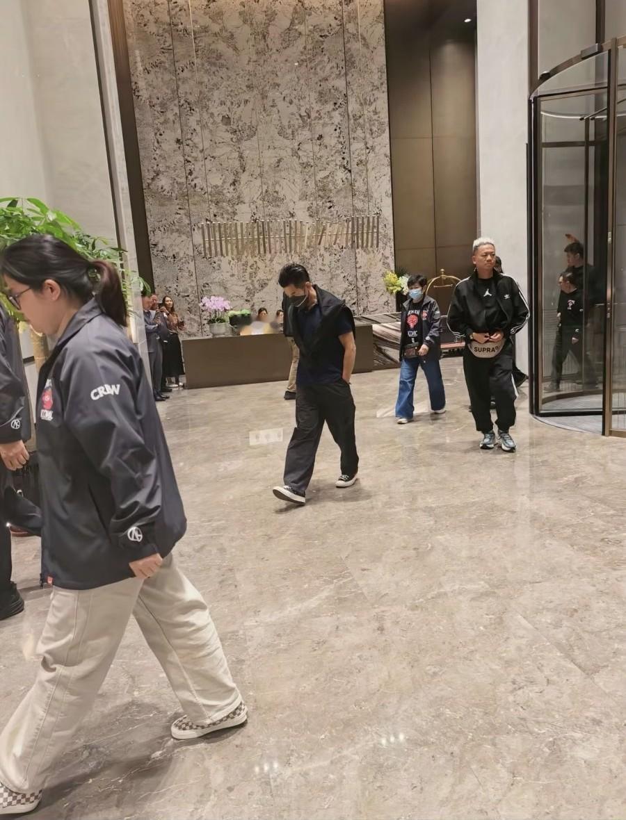 10月3日，郭富城郑州演唱会结束后在酒店和庆功宴上分别被偶遇，他看着挺疲惫，但他