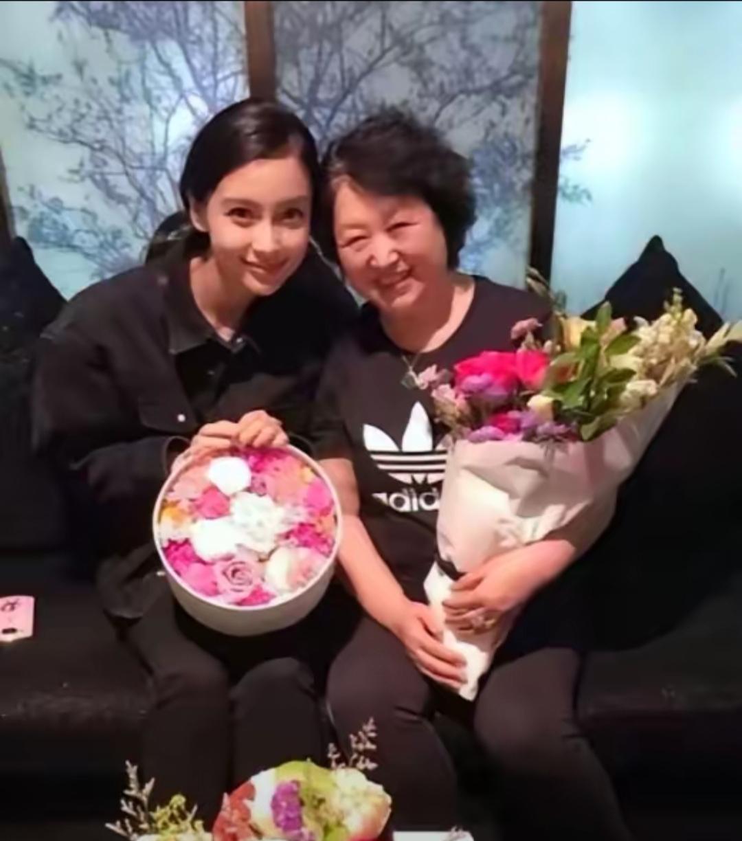 刷到杨颖和黄晓明妈妈的聚餐照，我是真的被惊到了！离婚这么久，还能像家人一样坐在一