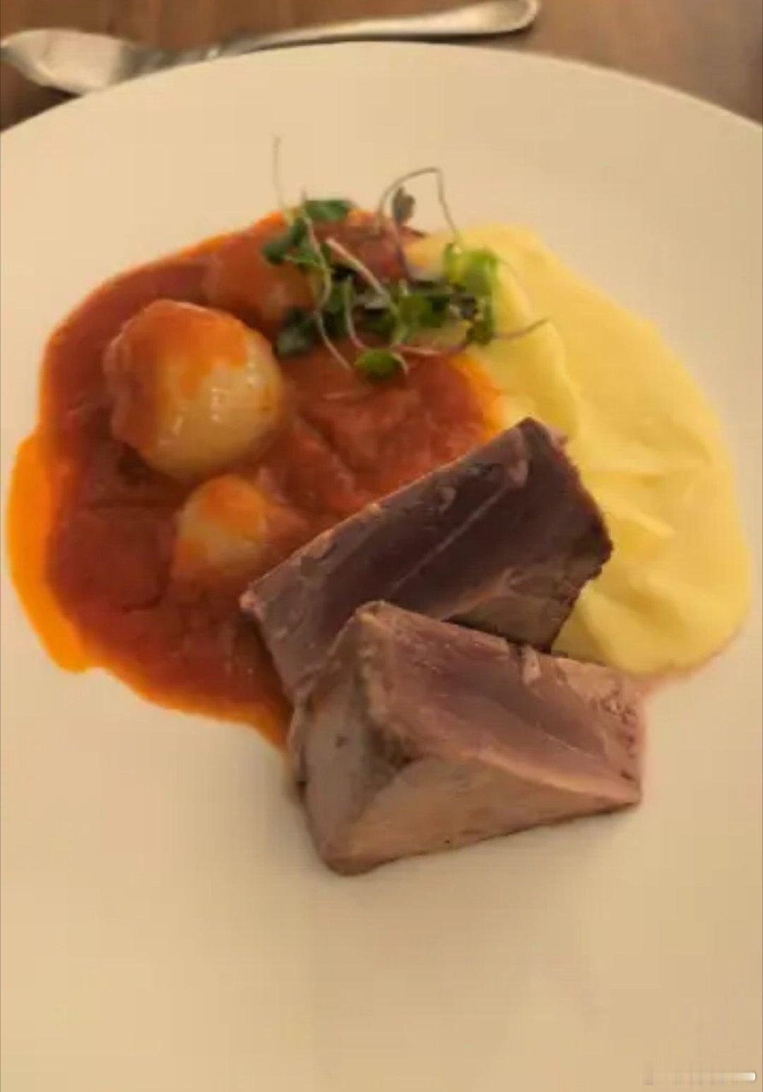 蓝旗金枪鱼，怎么看着不像了。