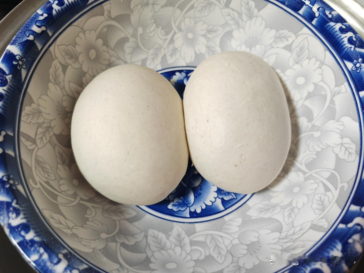 在大超市买的紫玉胡萝卜，我想包素饺子吃，说干就干。从超市回来，就开始和面醒着