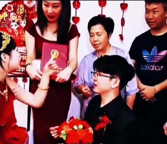 婚礼现场新娘当着亲朋好友和新郎妈妈的面问单膝跪在自己面前的新郎：如果我和你妈你只