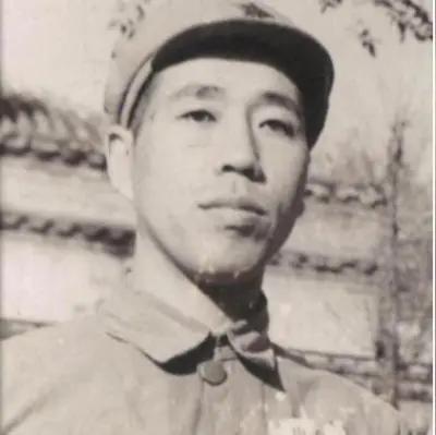1943年，八路军营长张中如身受重伤，一年动了7次手术。然而，伤情依然没有好转。
