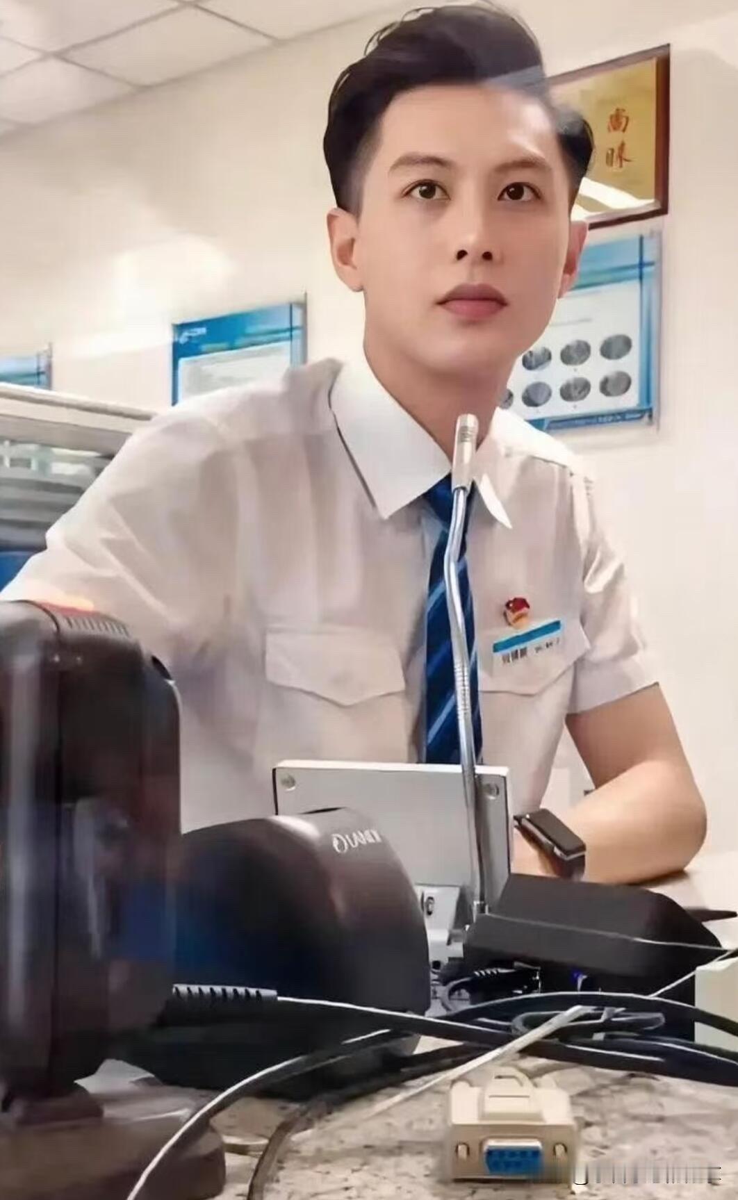 他在在铁路局体制内算什么级别的呢？穿上这一身工作服，挺有气质的，后来听说他辞掉了