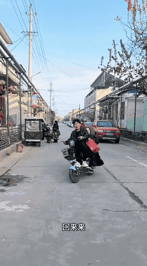 这浑小子带着女朋友回家忘乎所以了。上坡也舍不得让骑在电动车后座的她下来。恨不得在