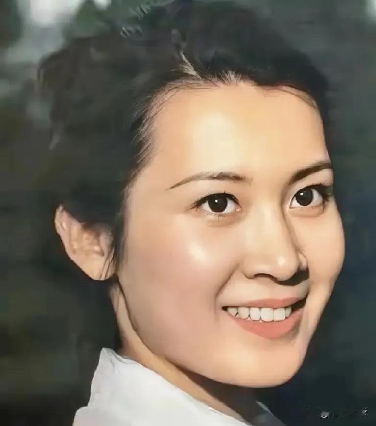 她是享正军级待遇的国家一级演员，65岁仍单身。年轻时惊艳岁月，到老依旧从容优雅，