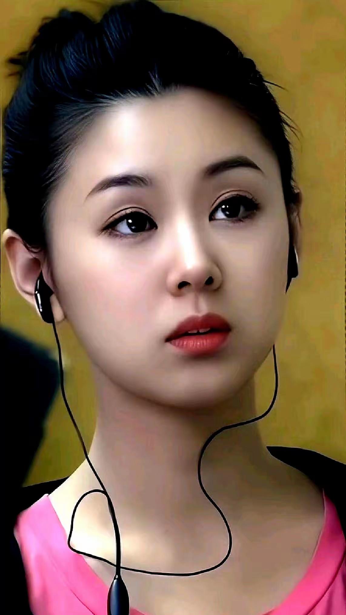 李小萌这豪门太太当得是真惬意啊。​她丈夫是大连知名地产集团的继承人，家族资产超