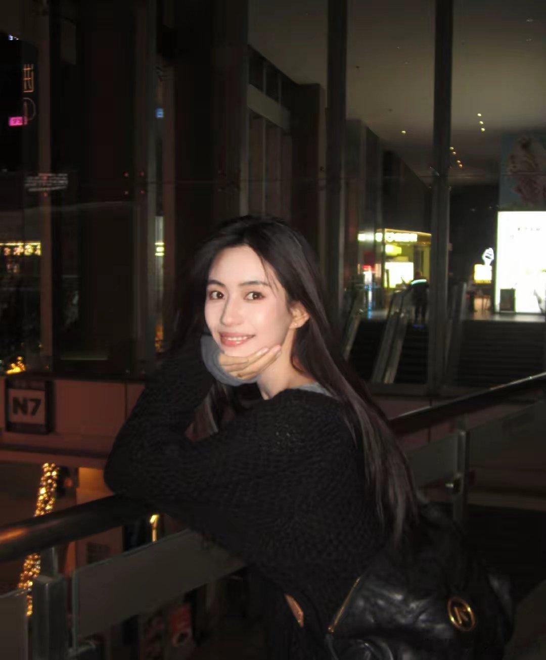 秦俊杰有一个优点谈的女生都是圈内的而且个个都是大美女，他的标准还真不低。第一任就