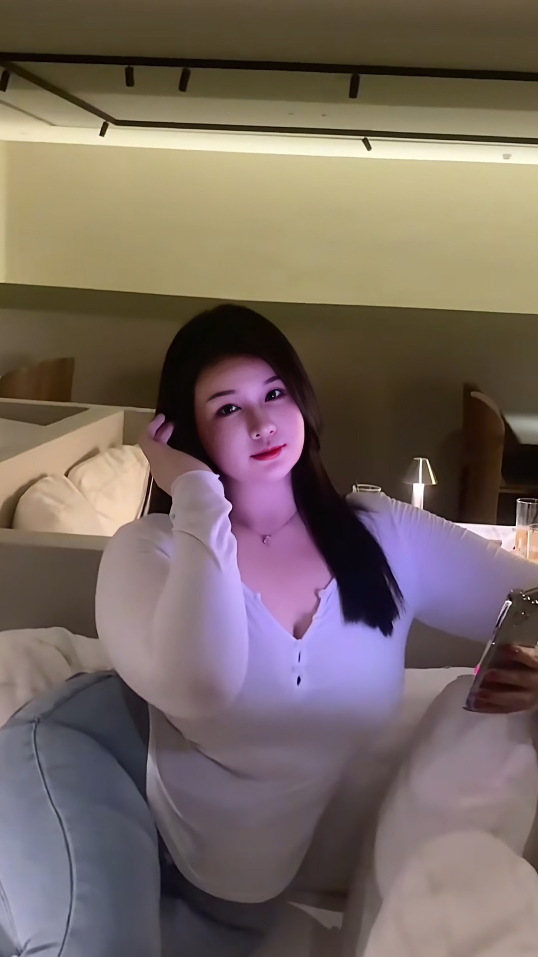 简单白衫、浅蓝牛仔，随手一拍，是生活里自在的小美好。