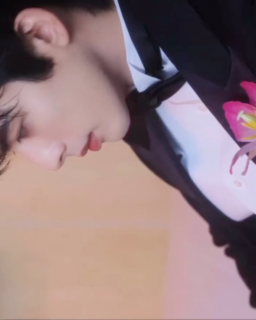 泰版ELLE镜头下的宋威龙矜贵优雅又魅惑力十足