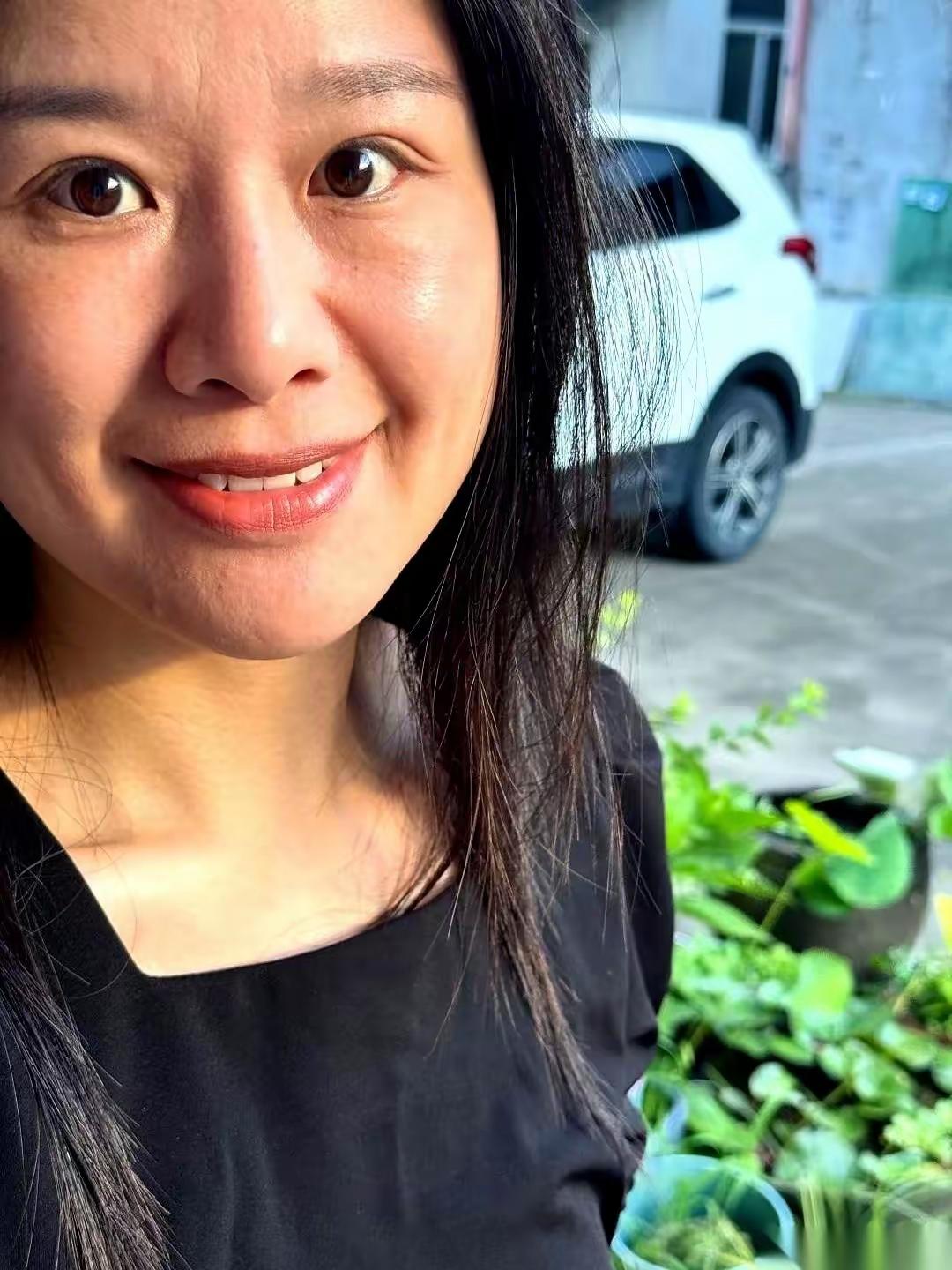 刷到这个征婚，心里突然就酸了一下。48岁幼师，一个人住，条件看着普通到没特