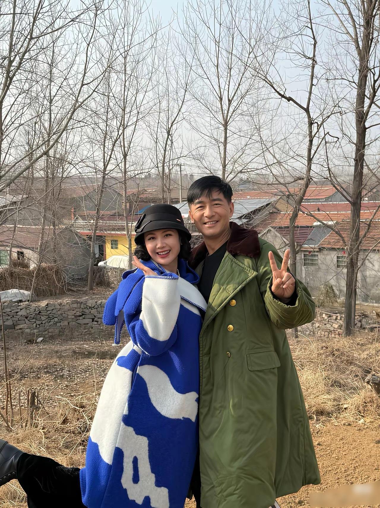 郭晓东这装扮一看就是纯正的村里人，气质也是浑然天成，媳妇显得格格不入