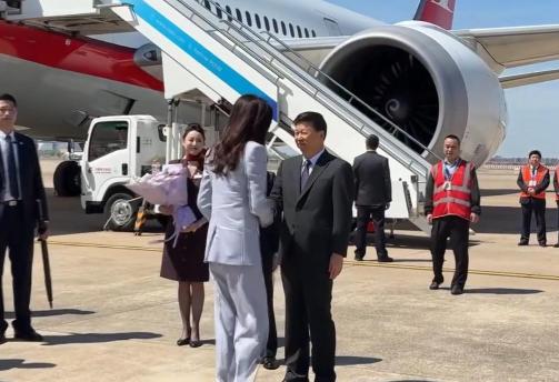 谁能想到，一场南京的晚宴，竟把“岛内政客”的遮羞布撕得粉碎。郑丽文顶着“五年刑期