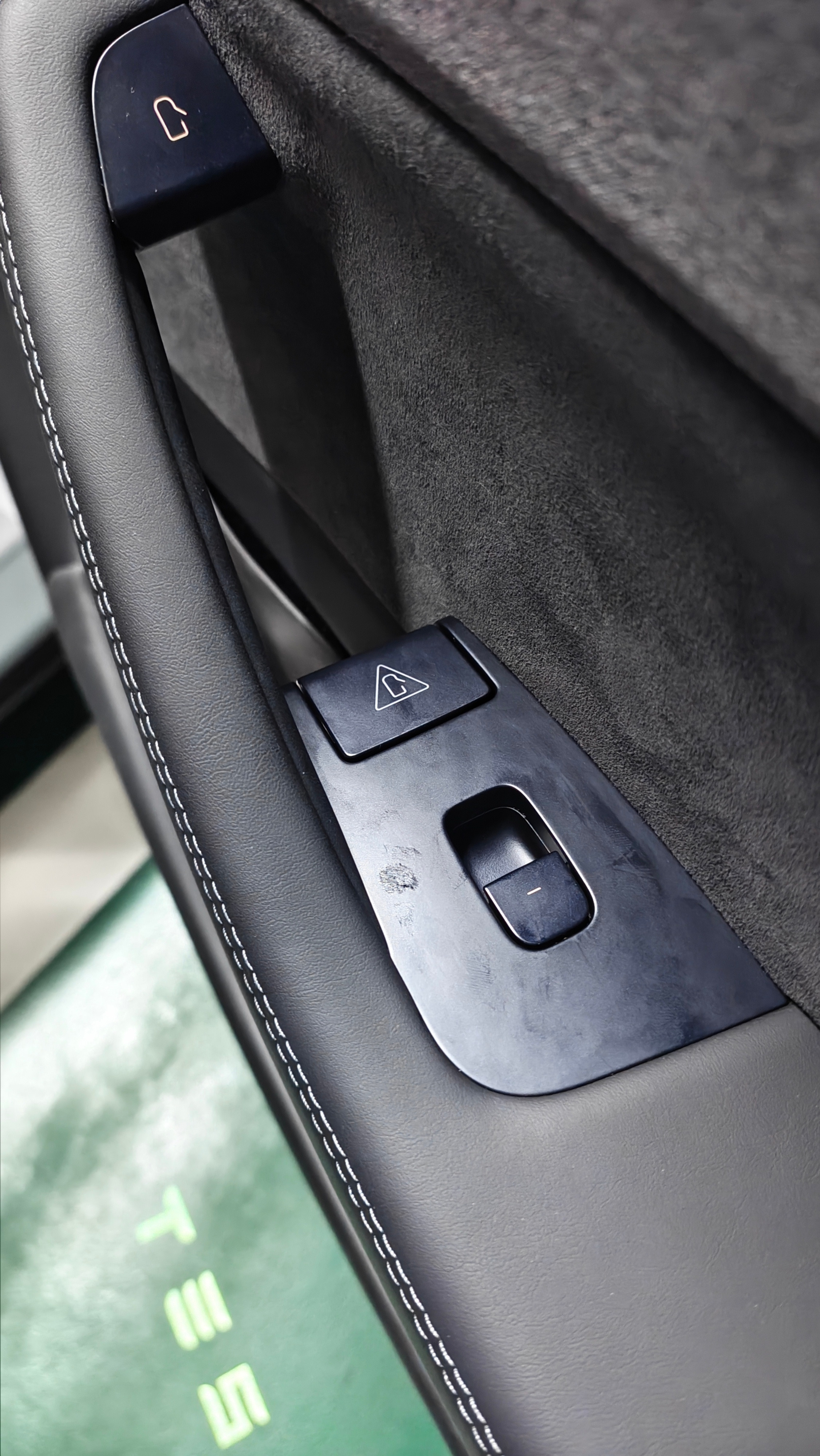 我在我妹夫的特斯拉新款ModelY上，发现了我特别喜欢的设计，就是这个物理开门