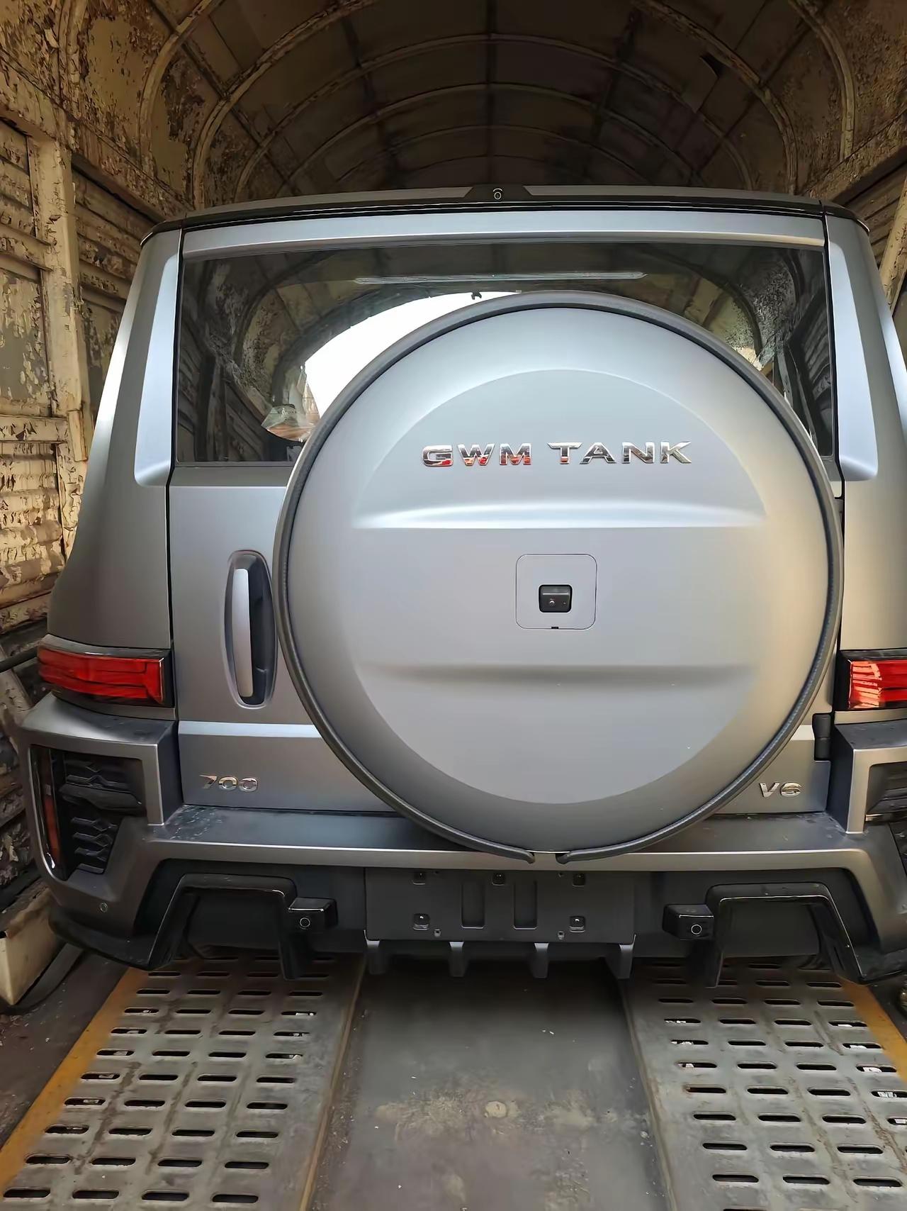 新款坦克700被拍到啦，虽说外观变化不大，但依旧是硬核玩具，对标奔驰大G完全没问