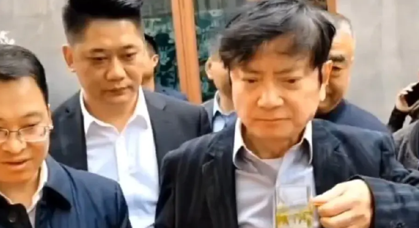 郑强这个人，不查不知道，一查真的被狠狠戳到了！65岁本该安享退休的年纪，他没办任