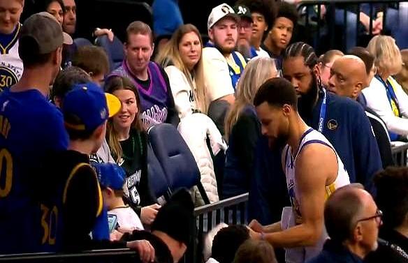 库里这人是真讲究。就说打森林狼那场球。球队大比分领先，比赛还剩几分钟，他被