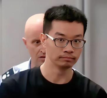 休斯顿监狱的灯彻夜不灭，徐泽伟盯着天花板，终于懂了妻子信里那句话：“黄金营救期”