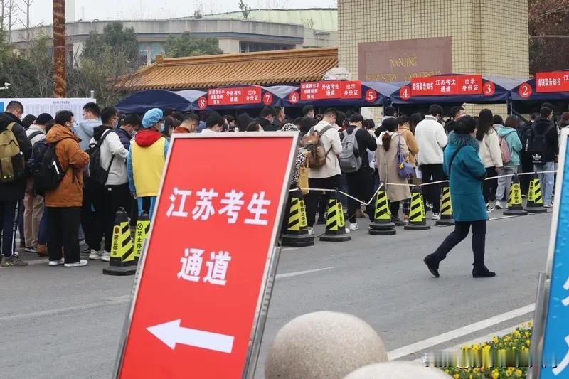 2026年国考年龄放宽到38岁，应届硕博放宽至43岁，这消息一出来就引发了热议。
