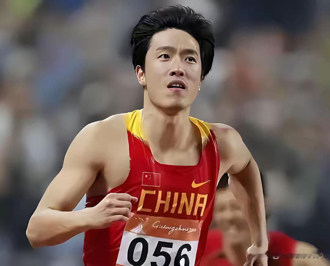 刘翔说自己2015年退役时，身上伤早堆成了山，跟腱断过两次，实在跑不动了。