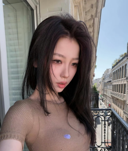 虞书欣露腰装引发网友热议这条裙子生图要比精修更显质感，更漂亮！虞书欣的腰不算