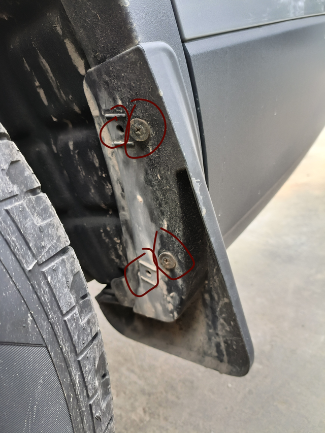 锐界L挡泥板竟然是用自攻螺丝固定的无意间发现锐界L后轮胎原装挡泥板不是用螺丝固