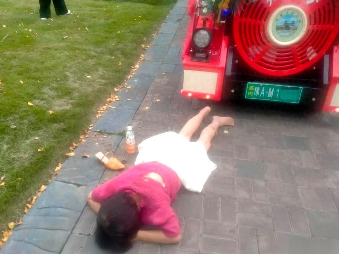 在河南郑州的一处公园步道上，段女士被身后撞上来的园区游览车拖行了大约2米。医院