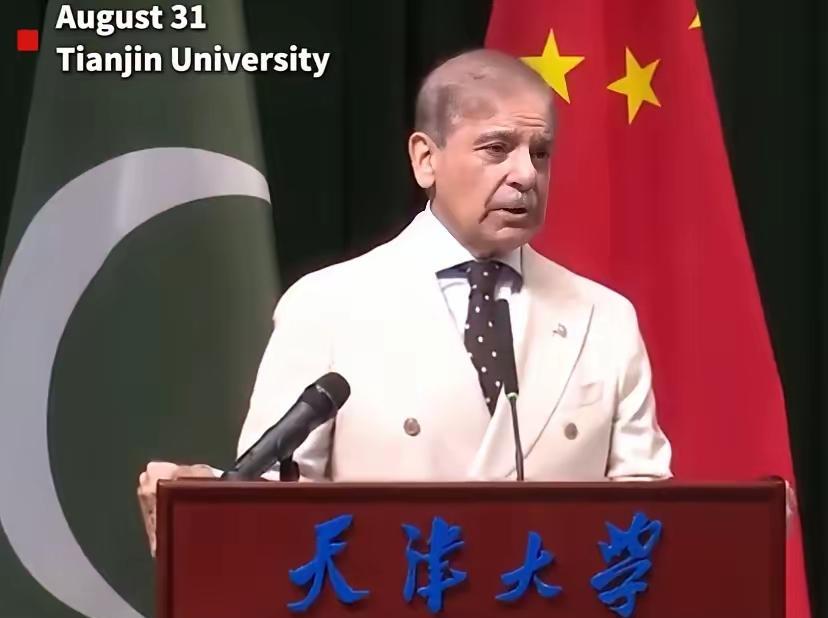 说到中国，夏巴兹激动到拍桌子！昨日，赴邀参加“九三阅兵”的巴基斯坦总理夏巴兹去