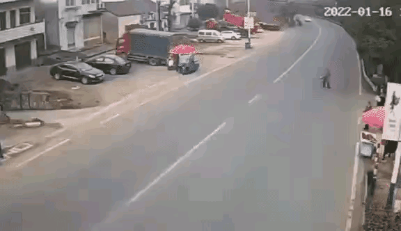 有懂得的这个行人负责人吗？我感觉是：路口没有斑马线，行人不应该负责，大家说是不是