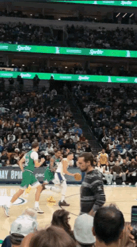 湖人当家球星东契奇快被艾顿给气死了！在今天湖人客场挑战独行侠的比赛中，当时比赛进