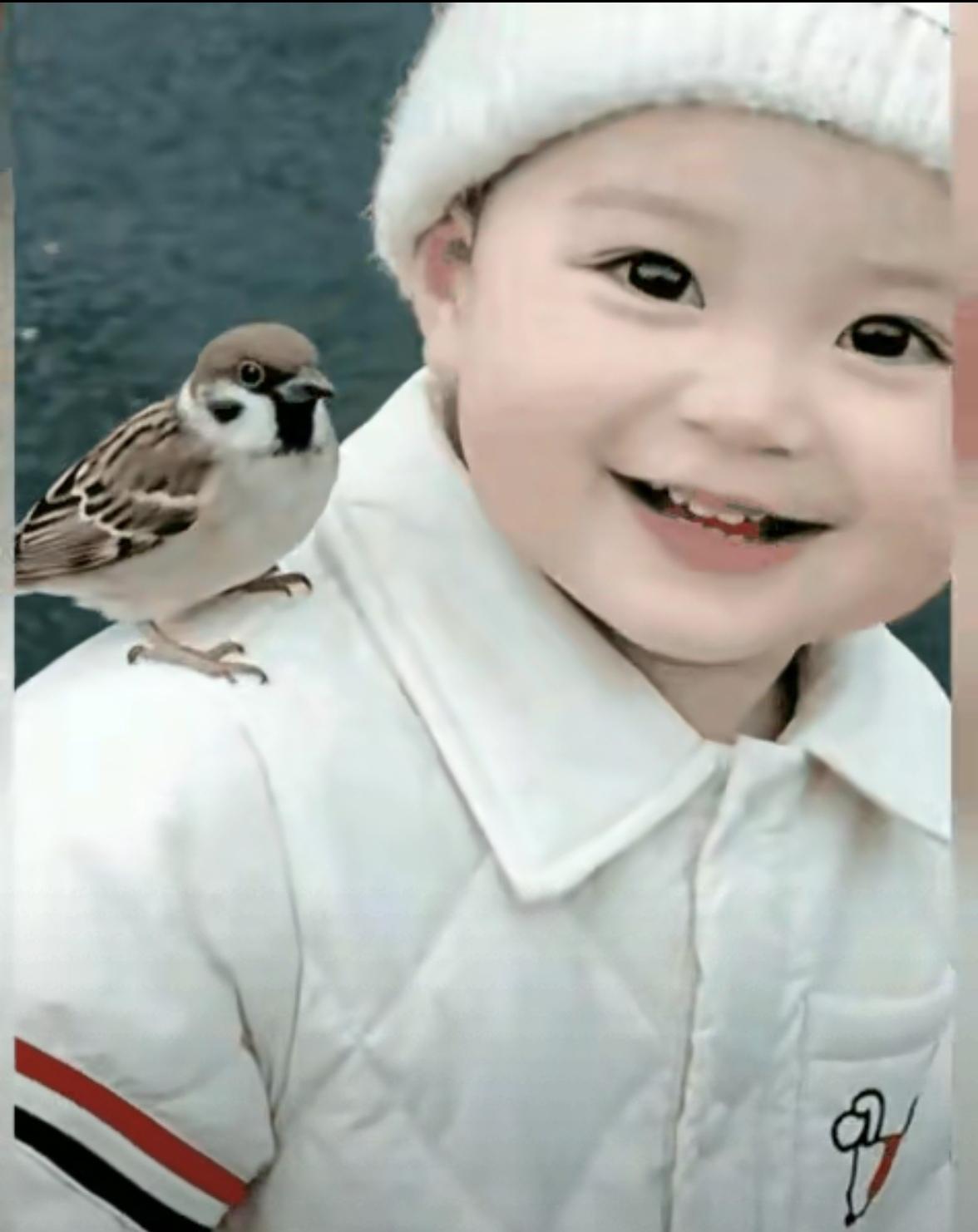 小女孩出生的时候，妈妈因为羊水栓塞去世，所以她从来没有见过妈妈。爸爸带她在