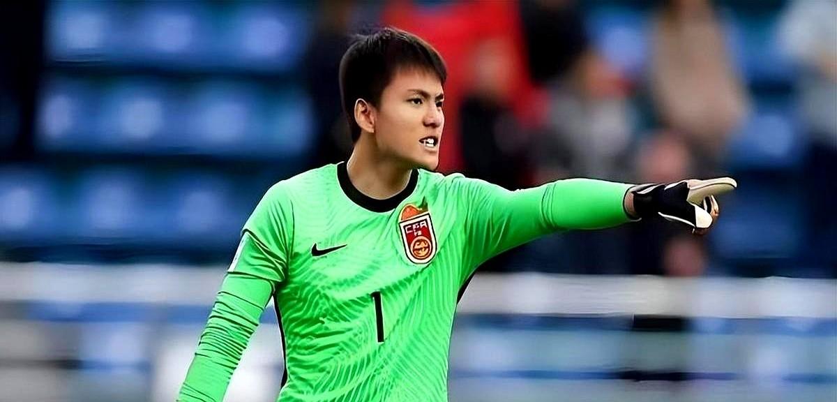 21岁国门李昊扑出必进单刀，转身却把去欧洲豪门的机票撕了。U23亚洲杯33次