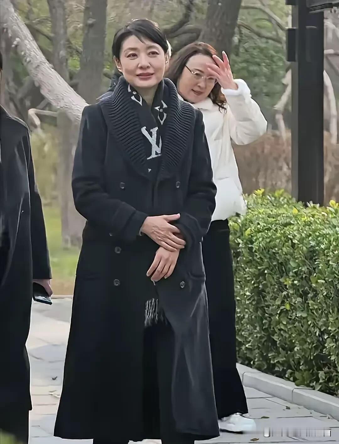 女神在现实中也成为了中年大妈了，脸部发腮，身材变臃肿一些了。不过这么多年过去