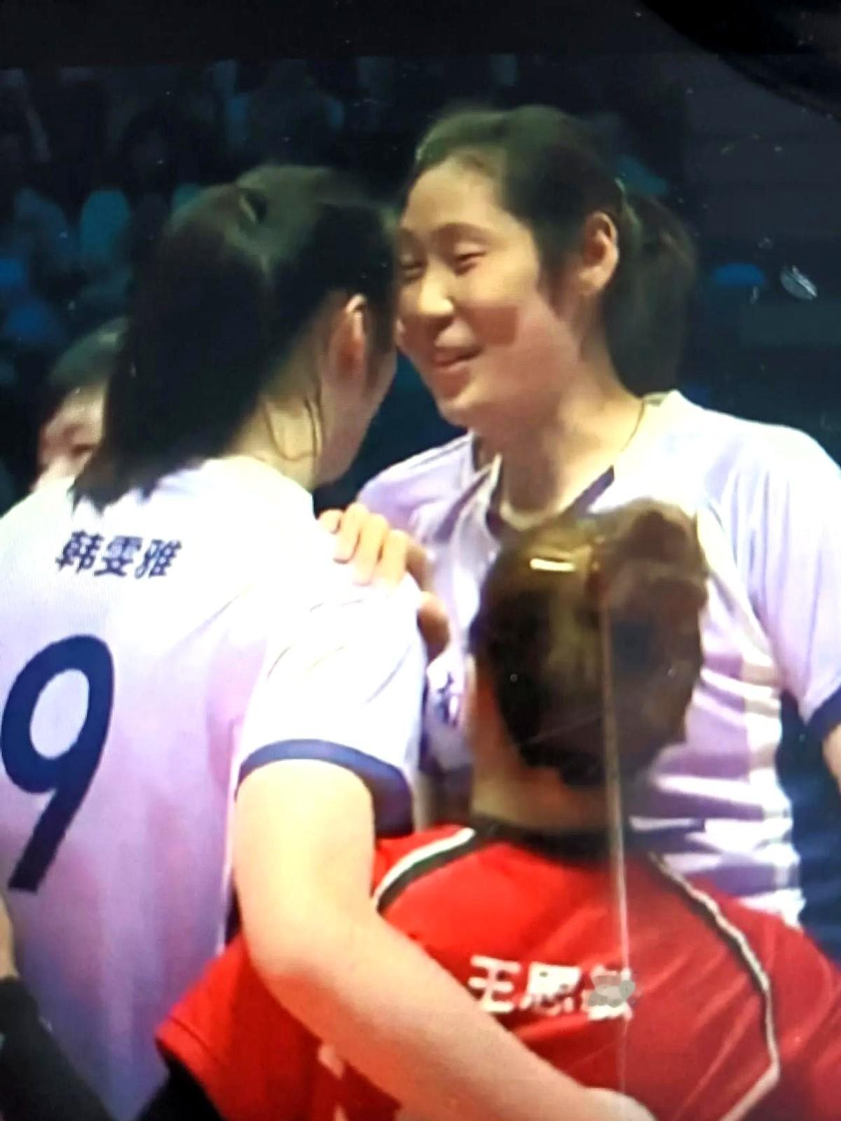 耳廓渗血，却没下场！31岁的朱婷，让旗手换人、让比赛延期，却坚决不让“退役”
